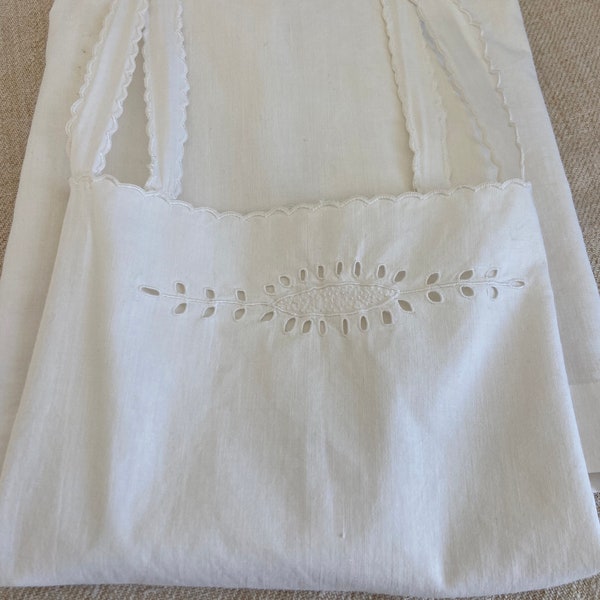Une authentique chemise de nuit ou robe en tissu de lin pur coton cousue à la main, sous-vêtement froncé à la main de broderie ajourée des années 1900