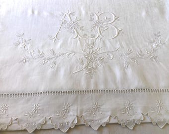 Eccezionale lenzuolo antico francese in lino XXL per corredo, riccamente ricamato e con decorazioni a smerlo, grande monogramma AB ricamato a mano, 1900