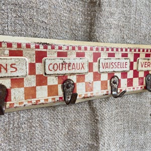 Ein Vintage Blechküchenhandtuchhalter mit vier Metallhaken und Anhängern aus Frankreich, Shabby Chic Home, French Country Decor, Lustucru Style, 1930er Jahre