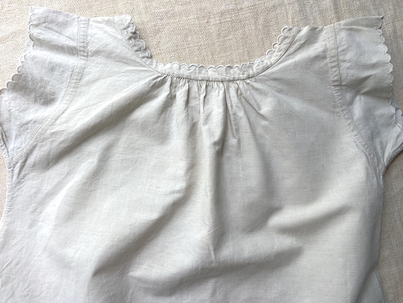 Authentic All Hand Gathered, Size M, French Antique Pure Hemp Linen, Rustic Linens Nightgown, Night Dress, Monogram DV, Scalloped Edge 1900s image 8