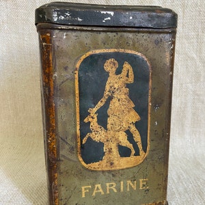 Promoção! Uma estatueta grega antiga, caixa de farinha de lata com tampa articulada, decoração de cozinha country francesa, armazenamento de metal, verde oliva e preto, década de 1920