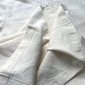 Camisón o bata de lino puro francés antiguo, auténtico, fruncido a mano, vestido rústico, monograma AD, prenda con borde festoneado, 1900. imagen 4