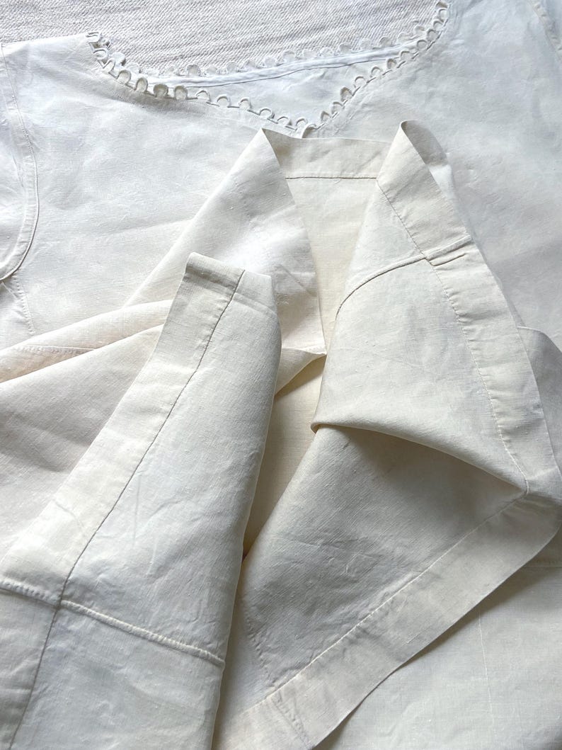 Camisón o bata de lino puro francés antiguo, auténtico, fruncido a mano, vestido rústico, monograma AD, prenda con borde festoneado, 1900. imagen 4