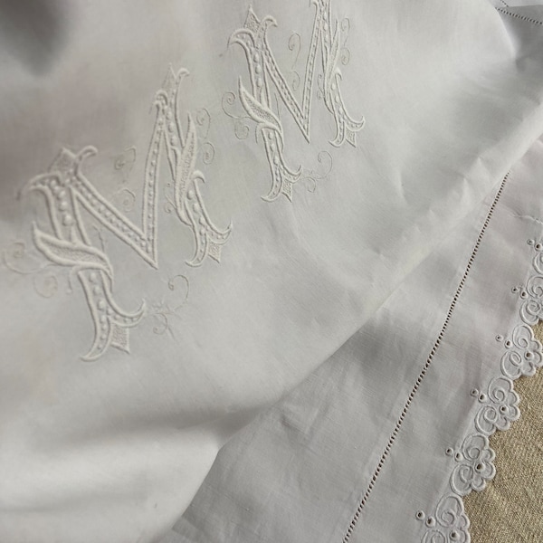 Une trouvaille rare ! Taie d'oreiller en lin ancienne faite main, France, avec bords festonnés brodés et très grand monogramme brodé M M époque 1900