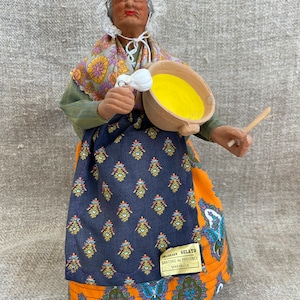 Grand santon de Provence ancien, authentique figurine en argile, costume de femme plus âgée en Provence, machine à aïoli avec bol, 29 cm santon décoratif des années 1930