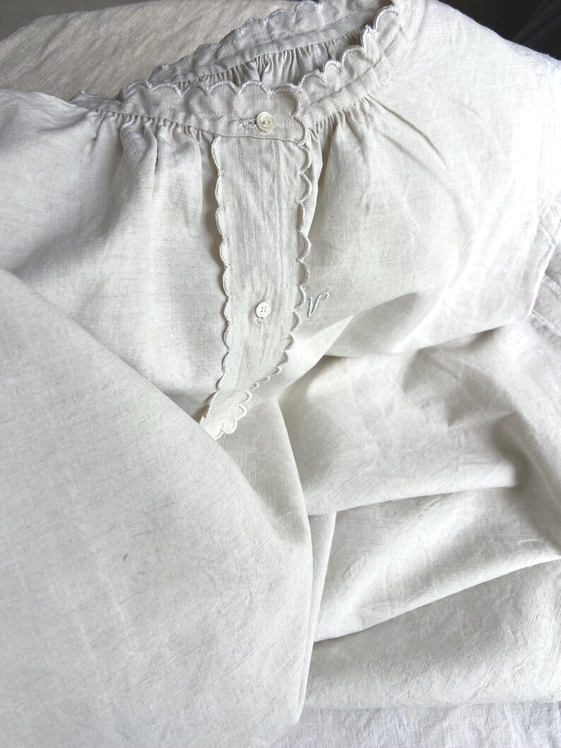 Authentic All Hand Gathered, Size M, French Antique Pure Hemp Linen, Rustic Linens Nightgown, Night Dress, Monogram DV, Scalloped Edge 1900s image 6