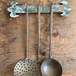 Juego de 3 utensilios de cocina antiguos franceses de cobre, cucharones y tenedor, con soporte para colgar, auténticos utensilios de cocina rústicos forjados a mano, de principios del siglo XX.
