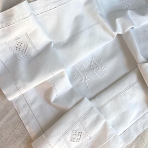Federa antica arricciata a mano, in lino francese, con ricami a filo tirato, medaglioni all'uncinetto e grande monogramma ricamato PD 1900.