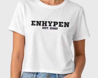 ENHYPEN Est. 2020 Crop T-Shirt, K-Pop Band Logo T-Shirt, ENHYPEN Varsity Shirt, Anpassen Kpop Shirt