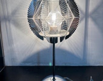 Lámpara de mesa de cromo y acrílico de estilo espacial con pantalla de alambre de nailon - Sompex