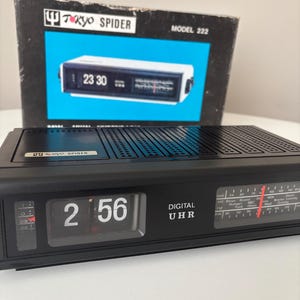 Vintage flipklocka, väckarklocka och radio Tokyo Spider modell 222 rymdåldersklocka - fungerande