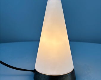 R.S.-Leuchten - Lámpara de cono - Lámpara de mesa - Vidrio lechoso - Latón - Vintage