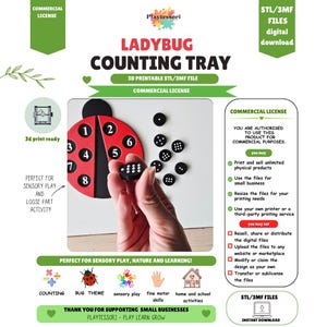 Puede incluir: Una descarga digital para una bandeja de conteo de mariquita imprimible en 3D, que presenta un tablero rojo y negro con forma de mariquita con los números del uno al ocho, junto con fichas circulares negras con puntos blancos para contar.