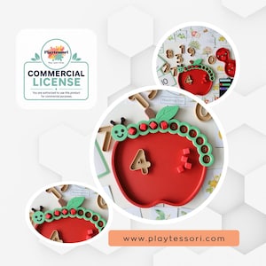 Puede incluir: Una bandeja roja con forma de manzana y borde de oruga verde con ranuras numeradas del uno al diez. El set incluye cubos rojos pequeños y un número cuatro de madera. Una etiqueta dice COMMERCIAL LICENSE y www.playtessori.com aparece debajo.