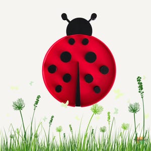 Peut inclure: Décoration murale représentant une coccinelle rouge avec des points noirs et des antennes. La coccinelle est placée sur un fond blanc avec de l'herbe et des fleurs vertes. Accent décoratif pour une chambre d'enfant ou un jardin.