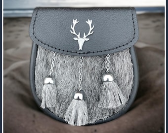 Sporran scozzese semi-elegante – Sporran in pelle grigia con stemma a forma di cervo e 3 nappe – Borsa scozzese fatta a mano con tracolla a catena