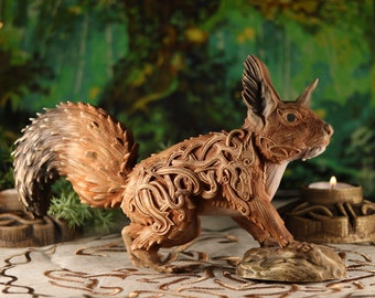 Houten sculptuur Ratatoskr: eekhoorn altaardecor uit de Noorse mythologie