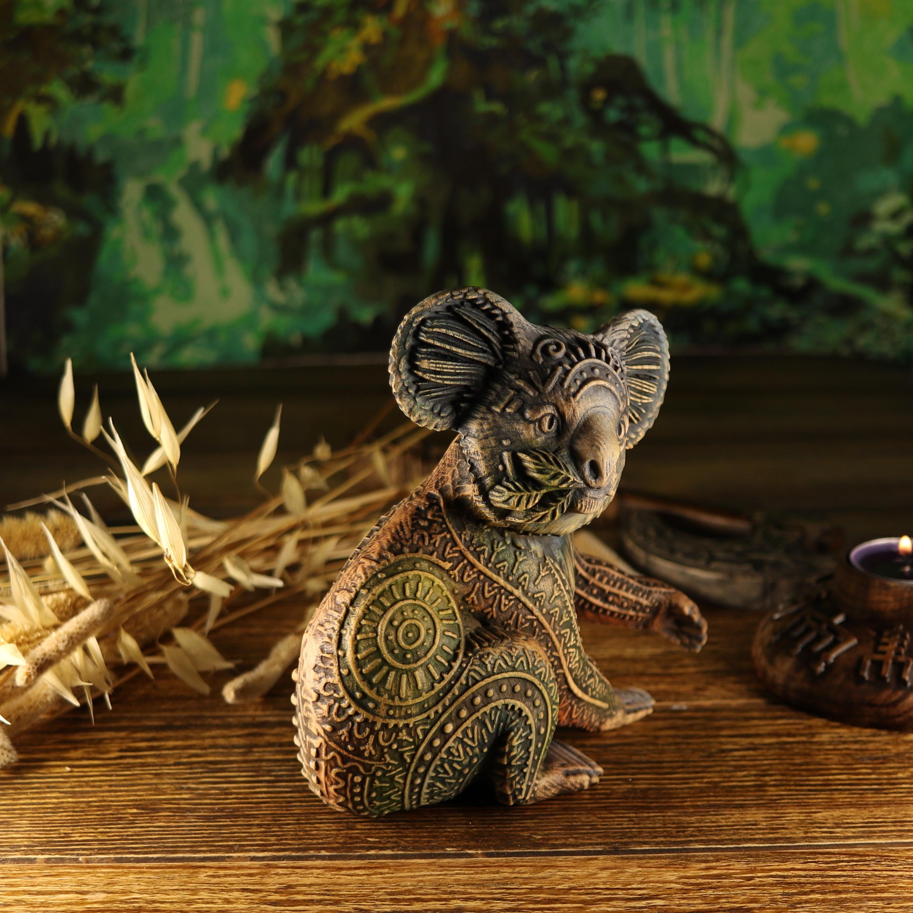 木彫りのコアラの置物：オーストラリアの動物の像、コアラのギフト