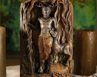 Standbeeld van Cernunnos: houtsnijwerk met gehoornde god, heidens altaardecor