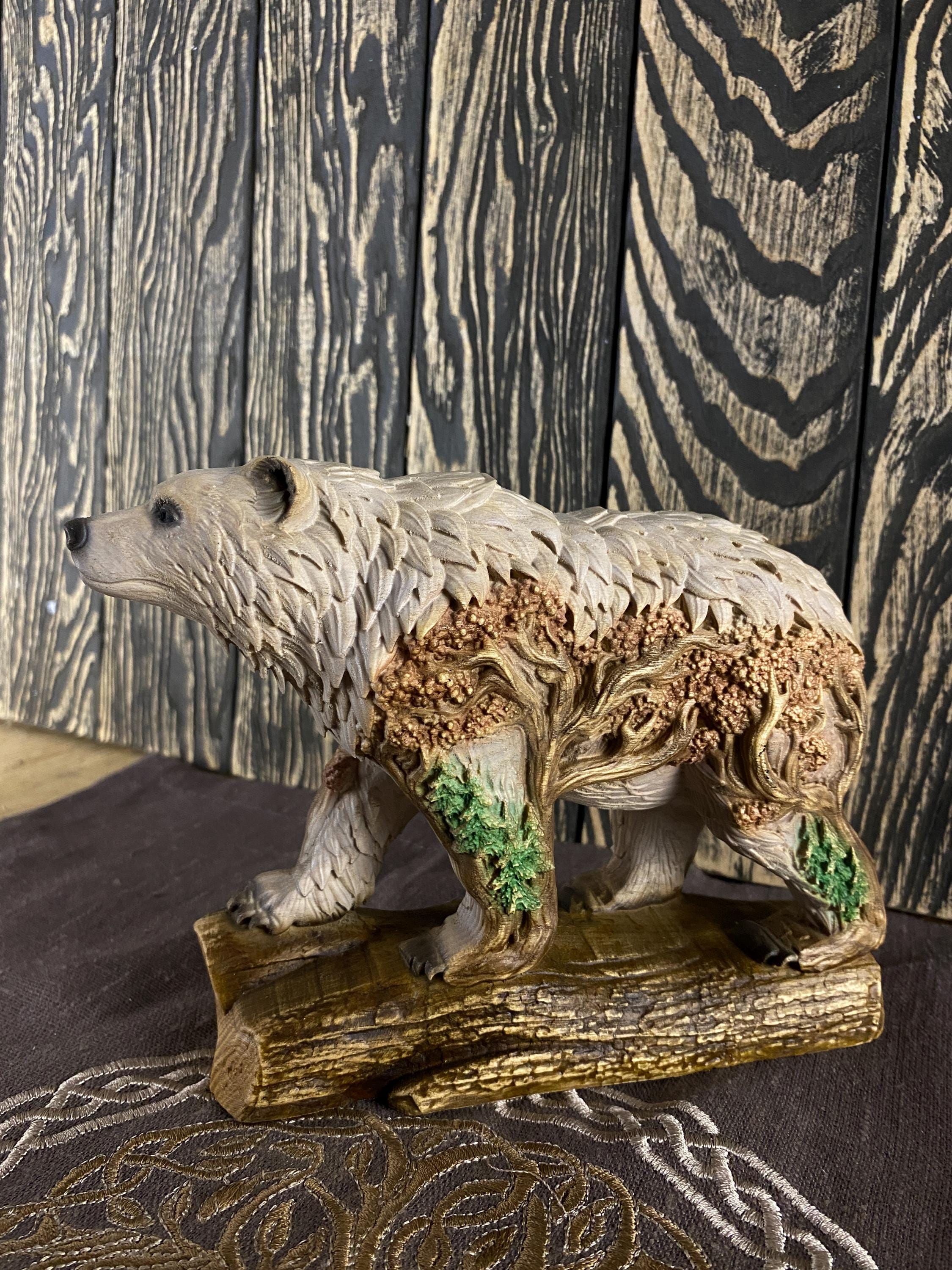 木製クマの彫刻 木彫りの森のデザイン 自然の装飾 素朴な森の動物