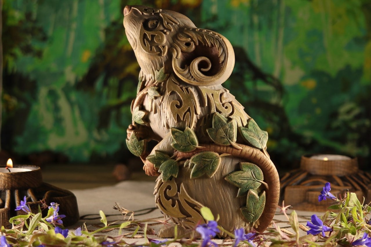 彫刻されたトネリコ材のネズミの置物：手作りの動物トーテム、庭の装飾