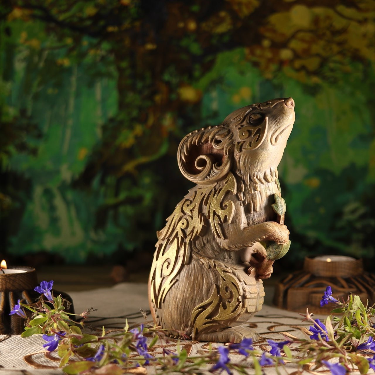 彫刻されたトネリコ材のネズミの置物：手作りの動物トーテム、庭の装飾