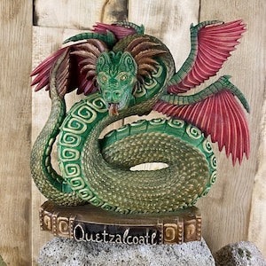 Quetzalcoatl-staty: Maya-aztekisk trädraktotem
