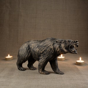 Grizzly Bear Holzschnitzerei: Ökologische Eschenbaumskulptur