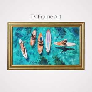 Puede incluir: Pintura de acuarela en un marco dorado que representa a personas en tablas de surf en agua turquesa. Las palabras "TV Frame Art" están en la parte superior. Las tablas de surf son naranjas, blancas y moradas. Las personas llevan trajes de baño y sombreros.