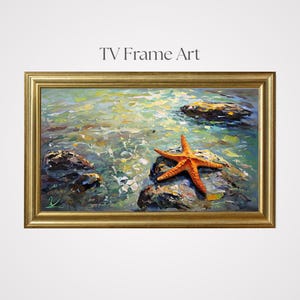 Puede incluir: Una pintura enmarcada titulada "TV Frame Art" representa una estrella de mar naranja sobre una roca en aguas poco profundas. La obra de arte presenta un marco dorado y una vibrante paleta de colores de azules, verdes y naranjas, creando una escena costera.