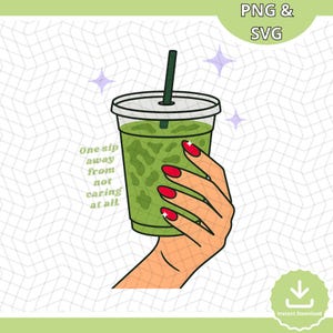 Puede incluir: Una bebida de café verde con hielo y una pajita en un vaso de plástico transparente. El vaso está siendo sostenido por una mano con esmalte de uñas rojo. El texto "One sip away from not caring at all." está escrito en negro sobre un fondo blanco.