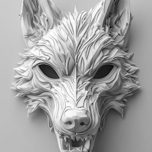Puede incluir: Máscara de lobo blanca con intrincados detalles tallados. La máscara presenta dientes afilados, orejas puntiagudas y un diseño de pelaje texturizado. La obra de arte está sobre un fondo gris neutro, resaltando la forma de la máscara.