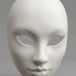Può includere: Una maschera bianca liscia con aperture per gli occhi, naso e labbra. La maschera ha una superficie liscia e una parte superiore arrotondata. Probabilmente è destinata a scopi di costume o decorativi. La maschera è di colore bianco opaco.