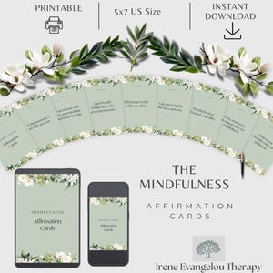 Op de afbeelding: Een digitaal downloadproduct met "The Mindfulness Affirmation Cards". De afbeelding toont een tablet en telefoon met de kaarten, samen met gedrukte kaarten en bloemdecoraties. De kaarten zijn 12,7 x 17,8 cm groot.