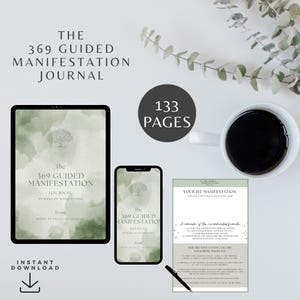Può includere: Un prodotto scaricabile digitalmente con un diario di manifestazione su tablet e telefono, con una pagina stampata e una tazza di caffè. Il diario si intitola "The 369 Guided Manifestation Journal" e ha 133 pagine. Sono visibili anche le parole "Download istantaneo".