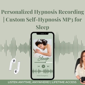 Può includere: Uno smartphone mostra una registrazione di ipnosi del sonno con una donna che dorme. Ci sono auricolari wireless bianchi nelle vicinanze. Il testo recita "Personalized Hypnosis Recording | Custom Self-Hypnosis MP3 for Sleep". Una donna tiene in mano una tazza nera.