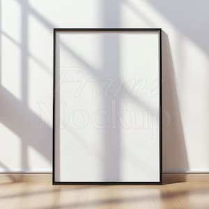 Maqueta de marco negro vertical PSD relación DIN A Cartel de impresión digital minimalista Maqueta de tienda Marco de arte de pared PSD Pared apoyada sobre piso de parquet