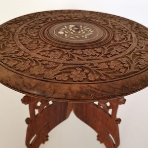 Tavolino pieghevole vintage anglo-indiano in legno intagliato, tavolino laterale in sheesham con intarsi in ottone e supporto per piante