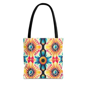 Può includere: Borsa tote con un vivace motivo floreale nei toni dell'arancione, giallo, blu e rosa. Il design presenta forme simmetriche a forma di fiore con un dettaglio centrale a forma di occhio. La borsa ha manici neri.