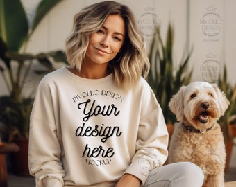 Sand Gildan 18000 Mockup, Hundemama Sand Sweatshirt Mockup, Tier Haustier Liebhaber Sweatshirt Mock, Mockup mit Hund, Modell Mockup, Sand 18000 Modell