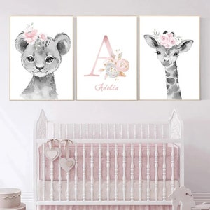 Set 3 carteles infantiles personalizados - Regalo de nacimiento - Decoración de la habitación del bebé - León Jirafa Koala Mapache Flores Rosa Floral