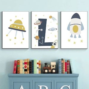 Póster personalizado para habitación infantil – Regalo de nacimiento personalizado con nombre sobre el tema del espacio con Planeta y Cohete