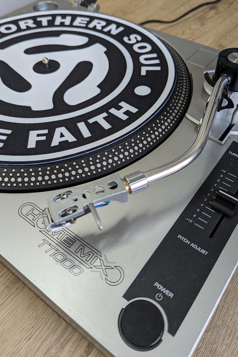 A  top right shot of the northern soul keep the faith Adapter slip mat 12" on a turntable from modmat