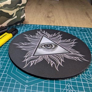 Illuminate Circular Mauspad - Runde Computer Matte - Desktop Mauspad - Schreibtisch Top Büro Dekor - Computer Geschenk - Verschwörungstheoretiker Geschenk