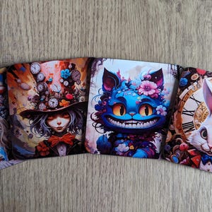 Puede incluir: Conjunto de cuatro posavasos cuadrados con ilustraciones coloridas de Alicia en el País de las Maravillas. Los posavasos representan a Alicia, el Sombrerero Loco, el Gato de Cheshire y el Conejo Blanco.