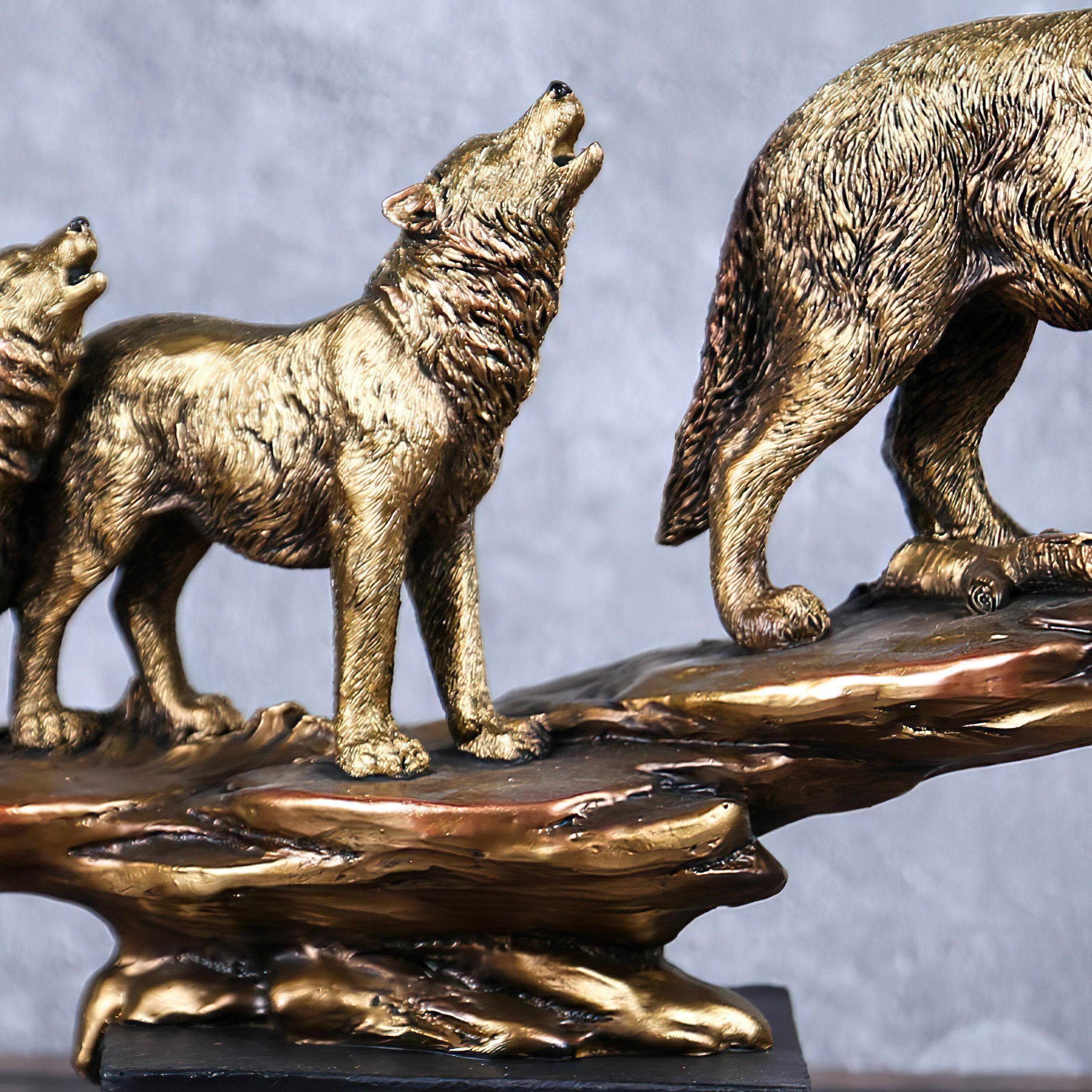 Wolves Howling Statue, Mother Wolf Statue, Shewolf With Baby Wolf