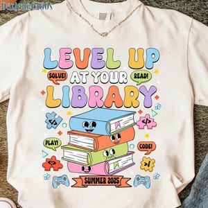 Level Up at Your Library Lato 2025 Png, Program Czytelnictwa dla Dorosłych Png, Książki Graczy Png, Personel lub Nauczyciel Biblioteki Zabawy Png, Koloruj Nasz Świat Książka