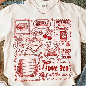 Op de afbeelding: Wit t-shirt met een rood grafisch ontwerp met illustraties met boeken als thema en tekst. Het ontwerp bevat harten, kersen en de zinnen "Grumpy x Sunshine", "Just One More Chapter" en "One Bed at the Inn."