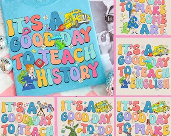 Puede incluir: Camiseta azul claro con el texto "IT'S A GOOD DAY TO TEACH HISTORY" en letras de colores. El diseño incluye un autobús escolar amarillo, un personaje de dibujos animados y otros gráficos escolares. La camiseta forma parte de un conjunto de diseños.