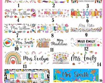 Puede incluir: Una colección de 16 diseños PNG coloridos con nombres como "Mrs. William" y "Mrs. Smith". Cada diseño incluye elementos decorativos como lápices, libros y arcoíris. Los diseños están destinados al uso escolar.